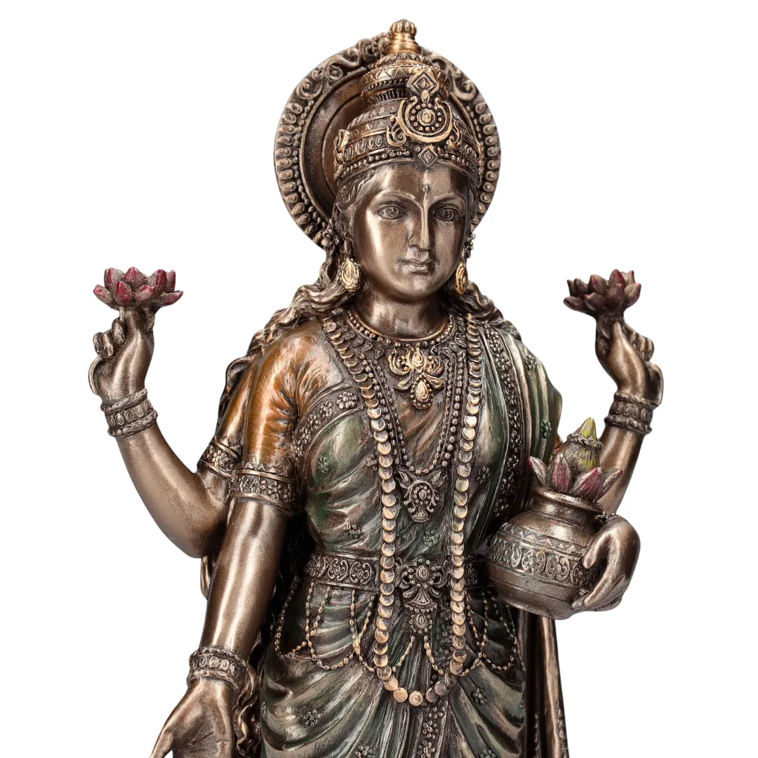 Detalhe da estátua Lakshmi com flores de lótus Sol Lua Milfontes
