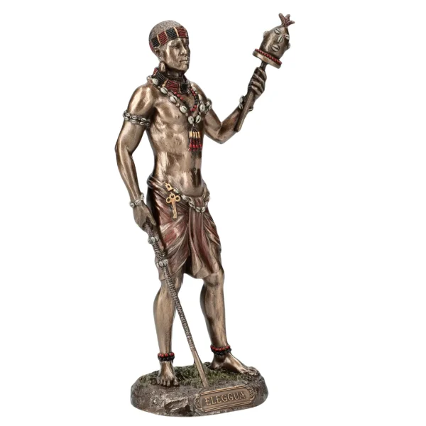 Estátua Elégua é desenhada e o molde feito à mão e de seguida replicadas.