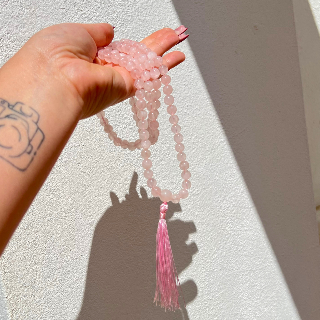 Japamala Quartzo Rosa de 108 contas disponível na Sol Lua Milfontes.
