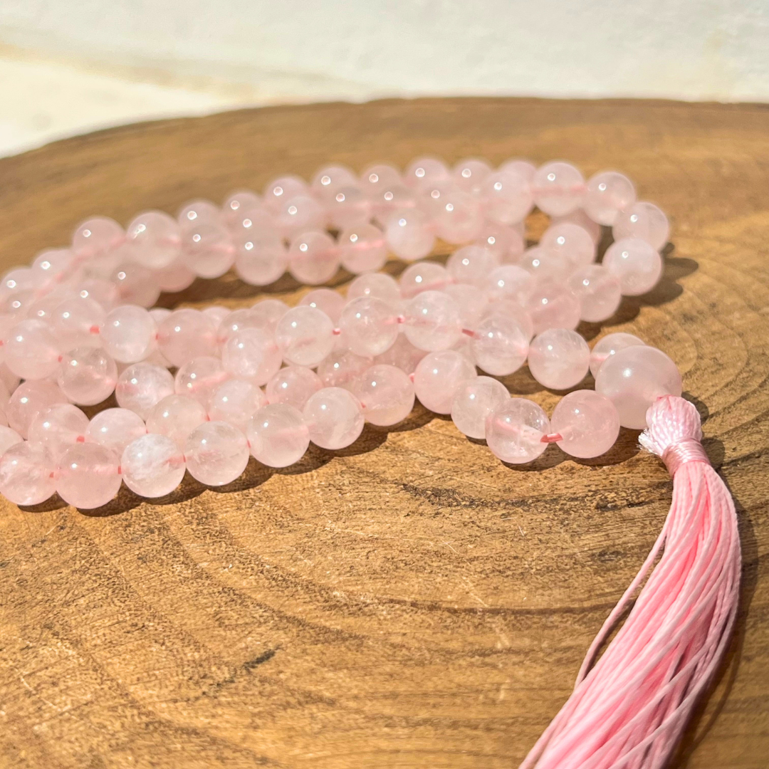 Japamala Quartzo Rosa ativa o Chakra do coração.