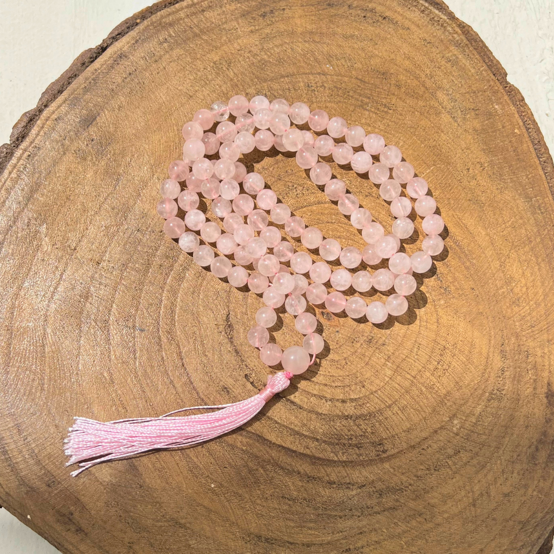 Japamala Quartzo rosa, ajuda a diminuir a tensão, a ansiedade, o medo e a atingir níveis mais altos de consciência e realização espiritual.
