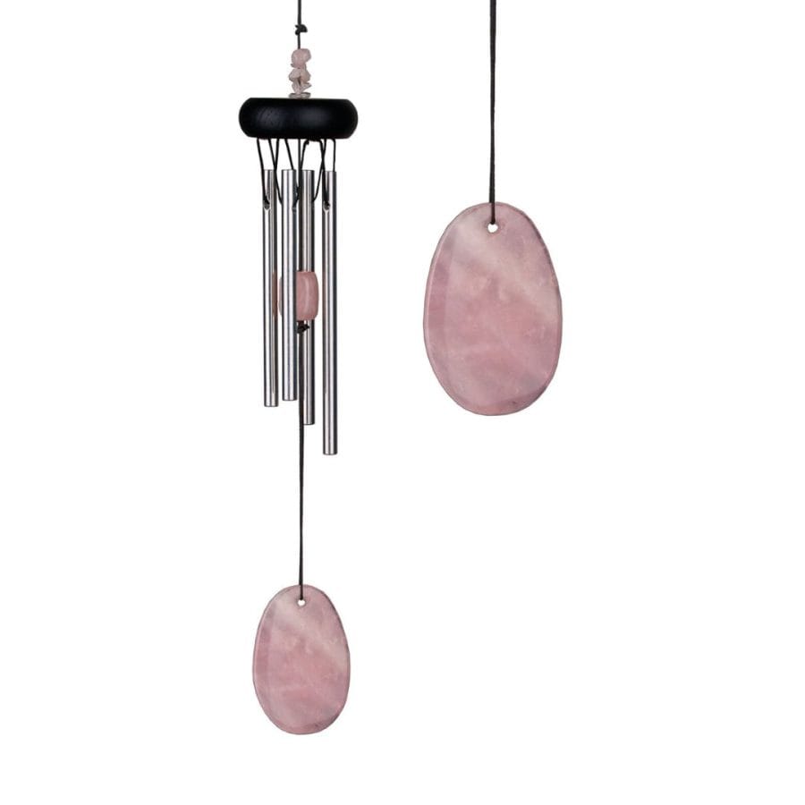Sino de Vento Quartzo Rosa, abre o coração ao amor, tanto para recebê-lo quanto para dar. É ideal para oferecer como presente a quem se ama!
