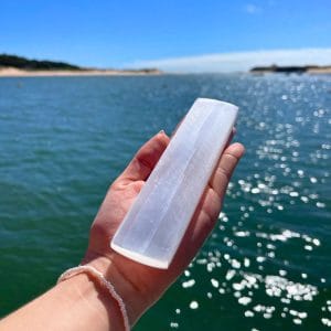 Selenite o segurar ou posicionar a selenite num espaço, ela pode ajudar a dissipar bloqueios de energia e promover um fluxo suave de energia vital.