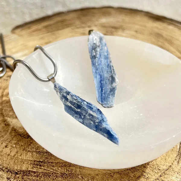 Pendente cianite azul ,cristal do Arcanjo Miguel