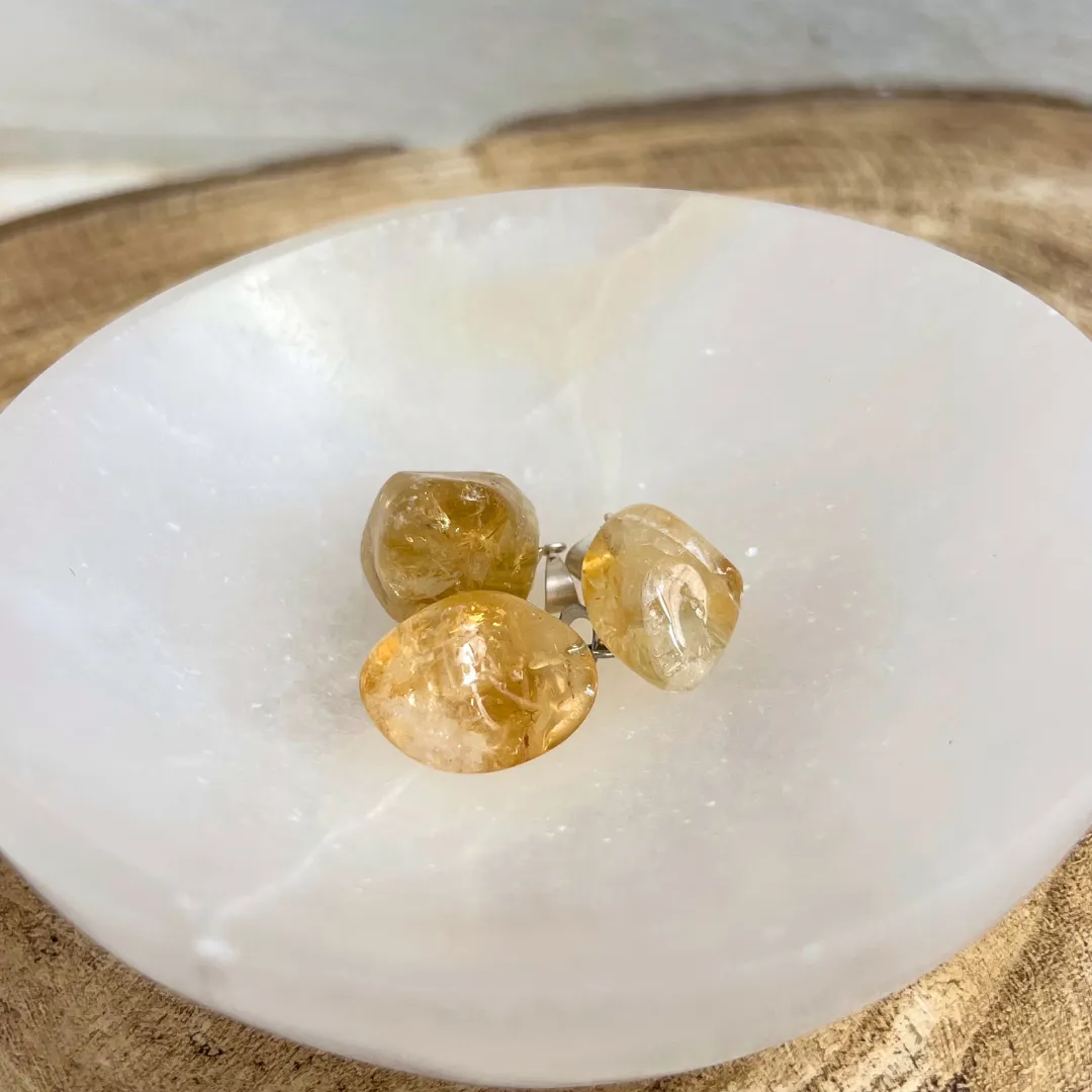 Pendente citrino rolado com cristal natural em tons dourados suaves