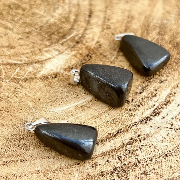 Pendente Hematite natural polido com brilho metálico