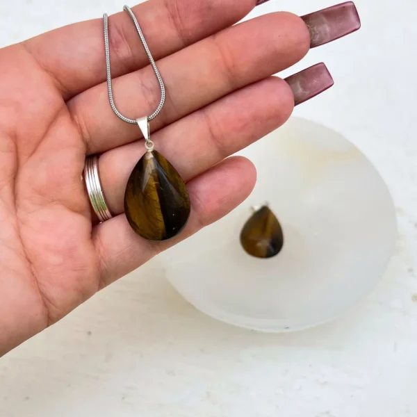 Pendente lágrima olho de tigre natural com brilho dourado intenso disponivelna Sol Lua Milfontes