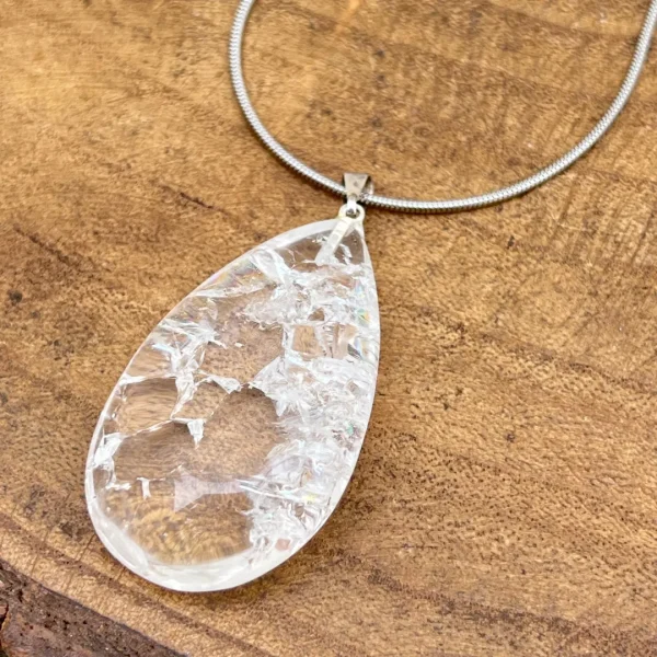 Pendente de quartzo cristal quebrado natural transparente e polido disponivel na Sol Lua Milfontes