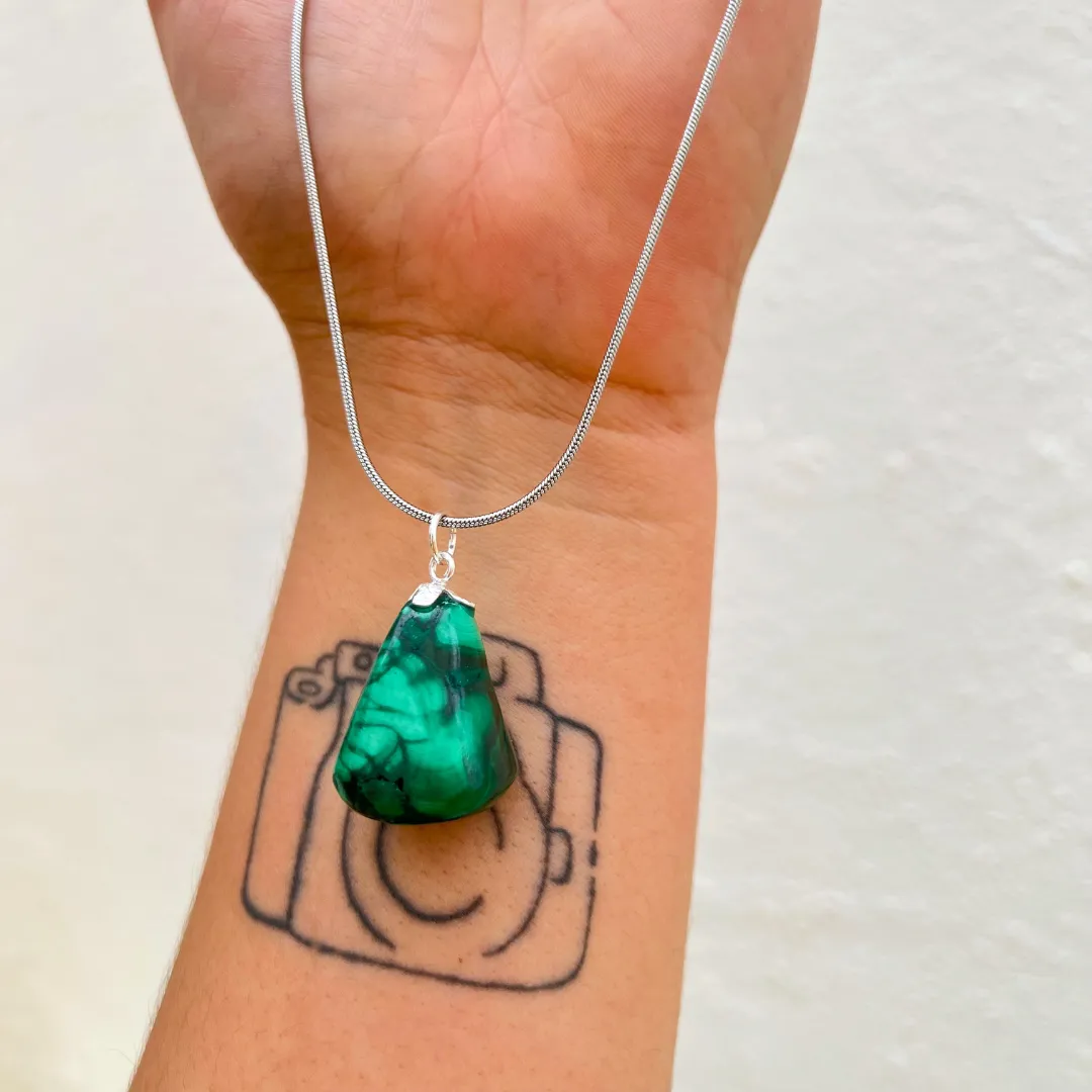 Colar com Pendente Malaquite cristal natural verde polido