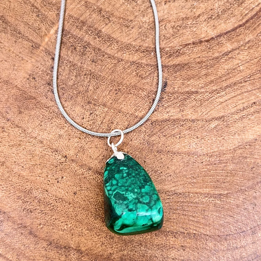 Pendente Malaquite cristal natural energético verde intenso