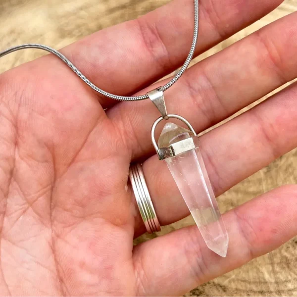 Pendente quartzo cristal biterminado natural com forma de dupla terminação