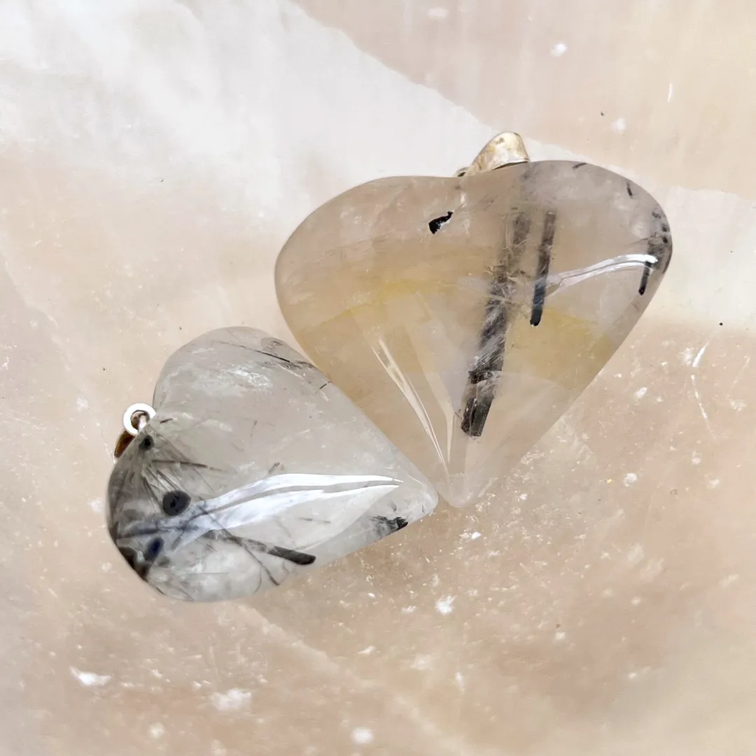 Cristal quartzo turmalinado coração polido natural com veios pretos