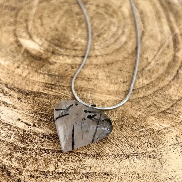 Pendente de quartzo turmalinado coração natural polido com padrão preto