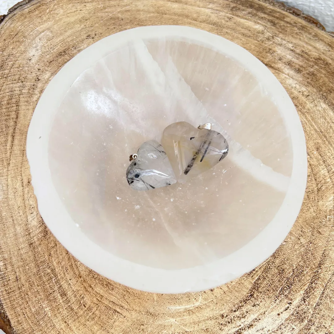 Cristal quartzo turmalinado coração natural com inclusões de turmalina negra