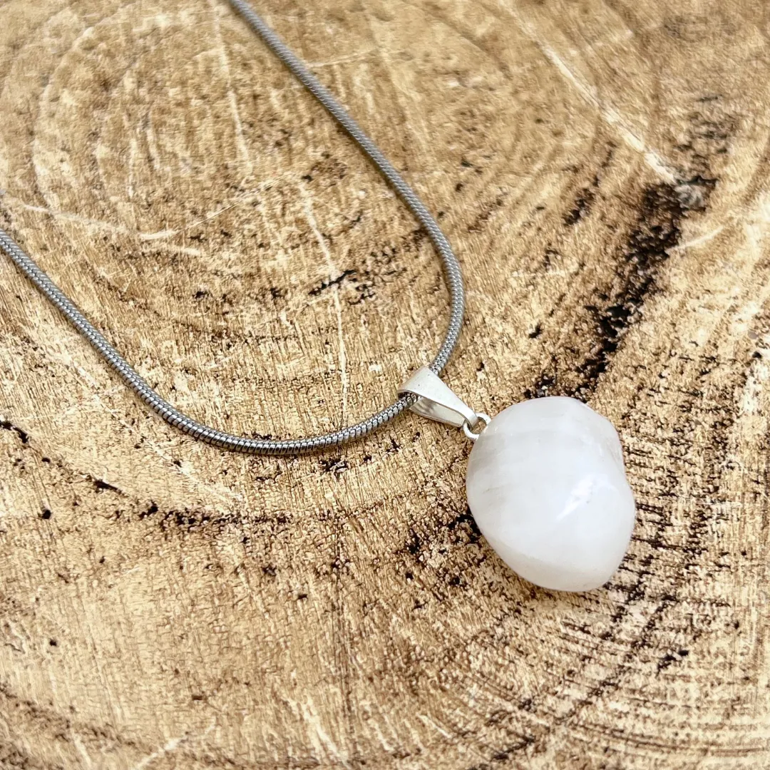 Pendente de quartzo branco polido natural com brilho translúcido