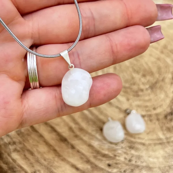 Cristal quartzo branco polido em pendente natural disponivel na Sol Lua Milfontes