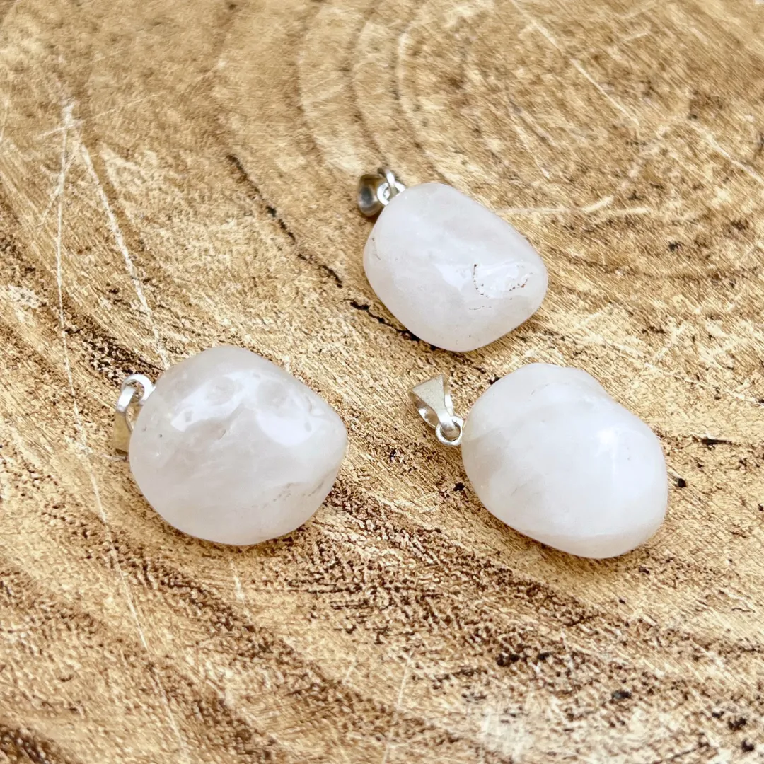 Pendente de quartzo branco natural polido com acabamento brilhante