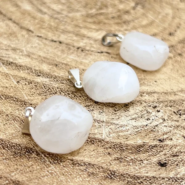 Cristal quartzo branco polido natural em pendente translúcido