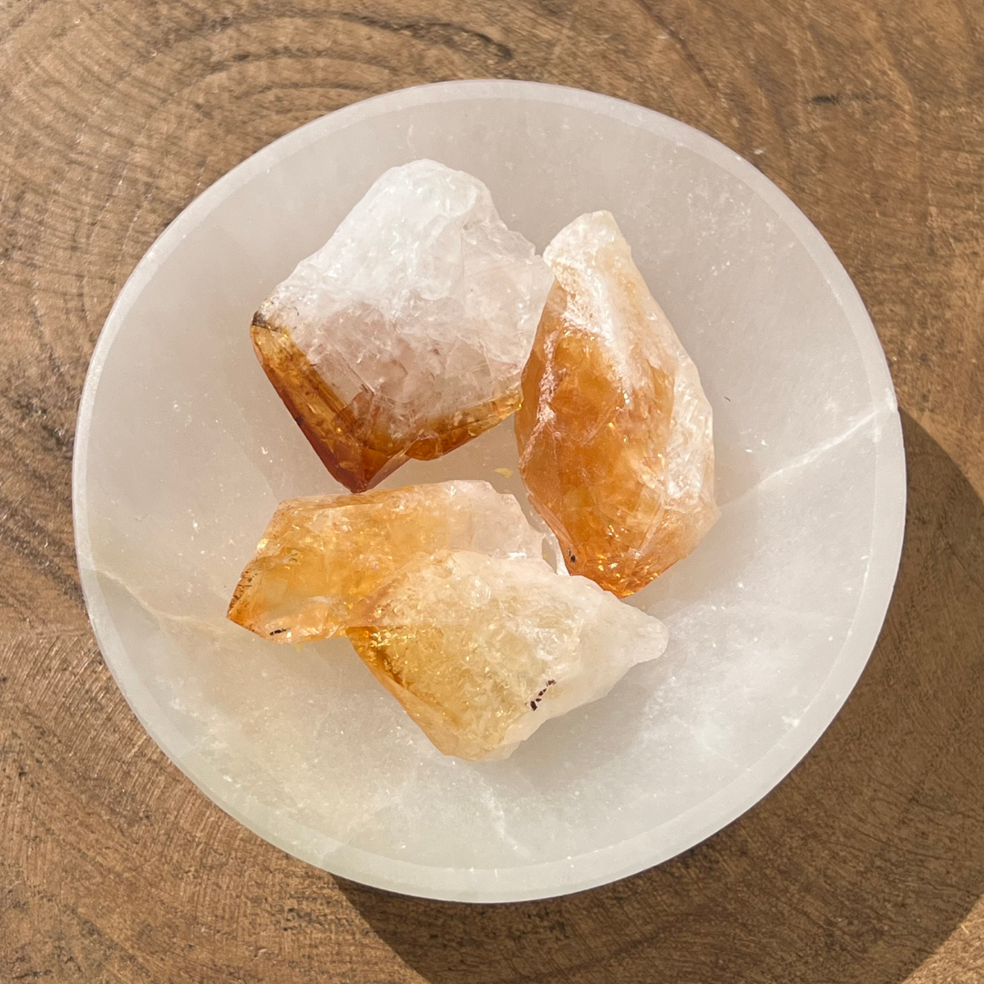 Pontas de citrino devem ser limpas com selenite, incenso ou som.