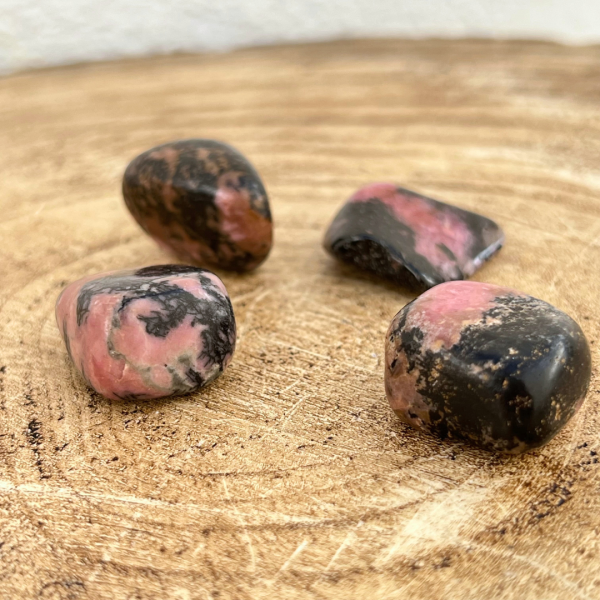 Pedra rodonite natural para equilíbrio emocional e amor-próprio disponivel na Sol Lua Milfontes