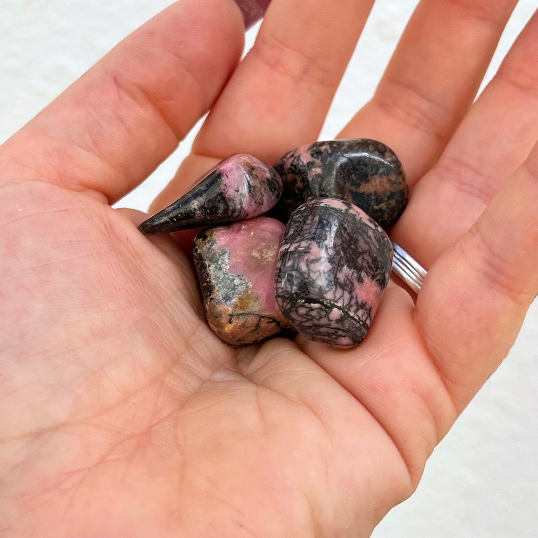 Rodonite em cristal natural com tons rosa e detalhes escuros minerais