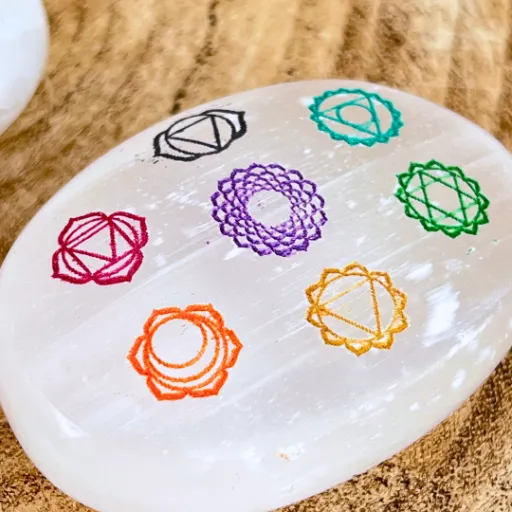 Selenite em formato de sabonete com 7 Chakras