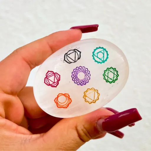 O Sabonete de Selenite Chakras une a pureza da Selenite à energia dos sete chakras.