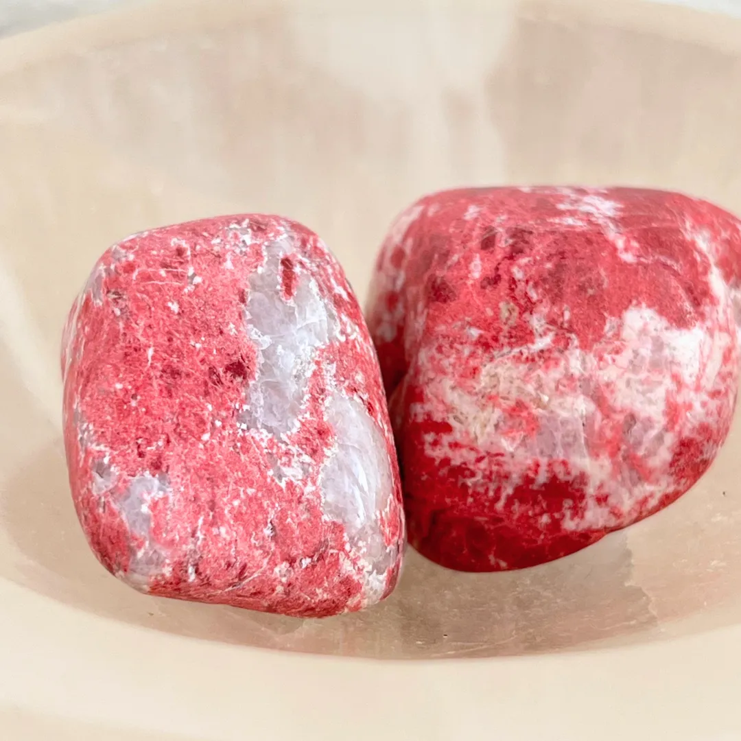 Pedra thulite natural para amor-próprio e equilíbrio emocional disponivel na Sol Lua Milfontes