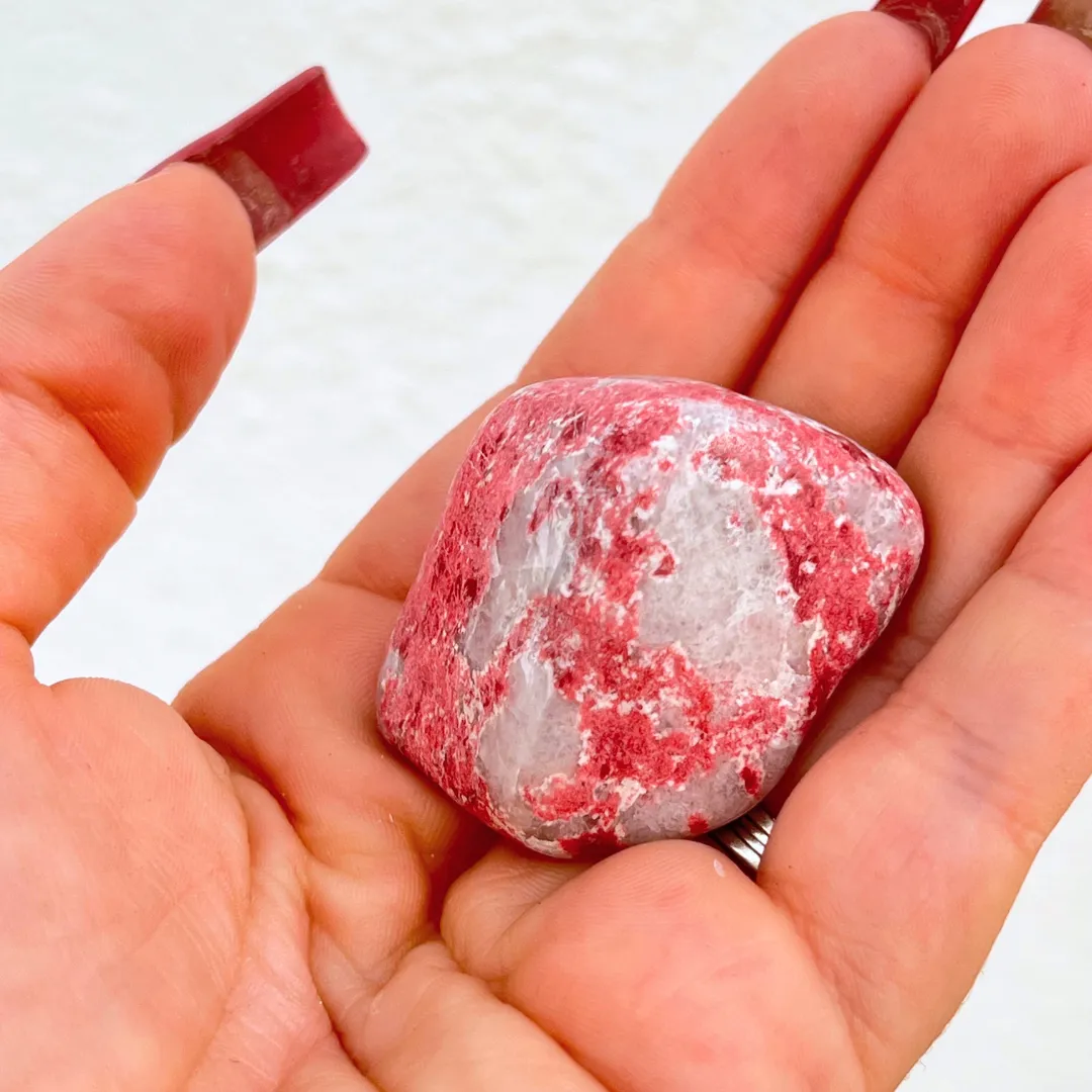 Thulite em cristal natural rosa para serenidade e harmonia energética