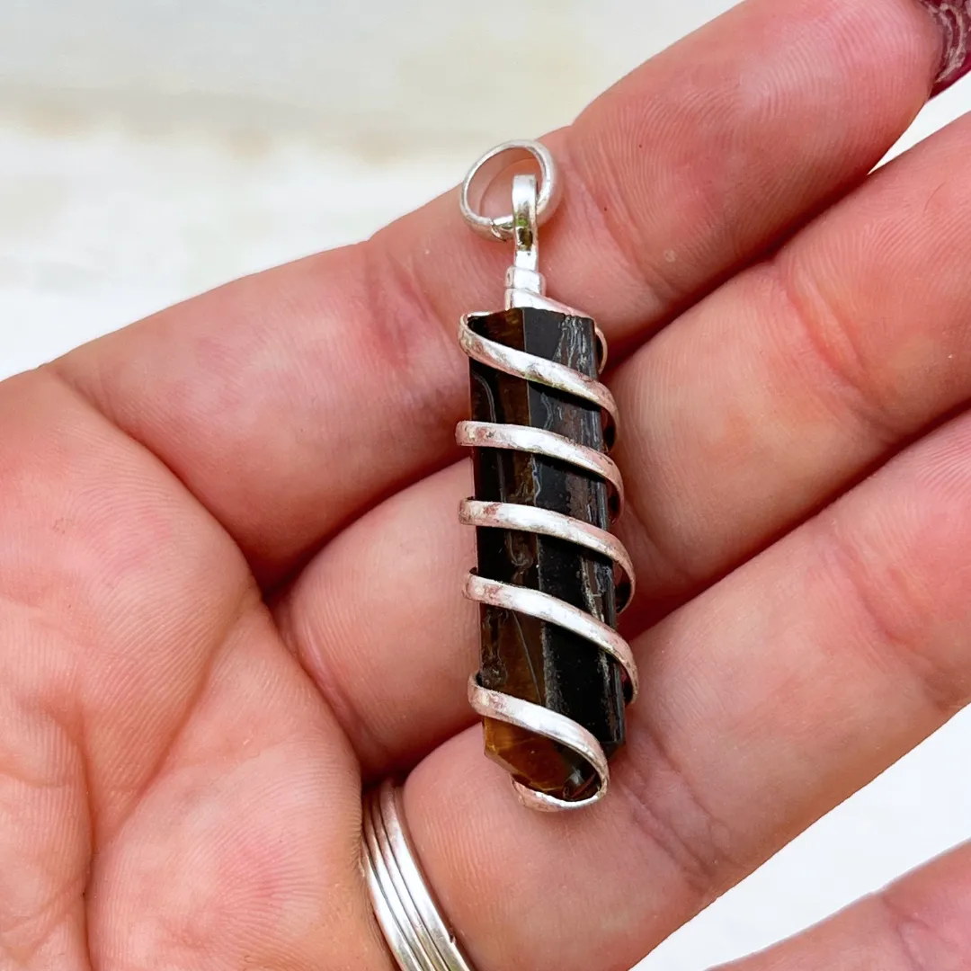 Cristal olho de tigre em ponta polida natural castanha dourada disponivel na Sol Lua Milfontes