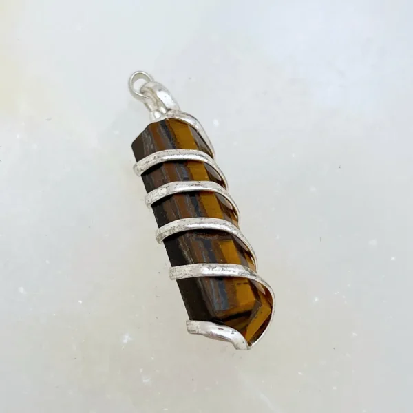 Pendente ponta olho de tigre natural com brilho dourado intenso