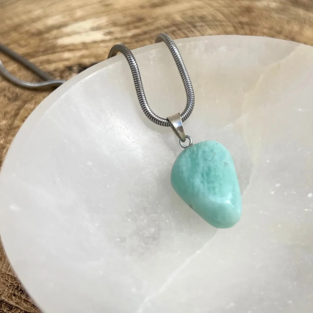 Pendente amazonite com energia de tranquilidade e equilíbrio emocional disponivel na Sol Lua Milfontes