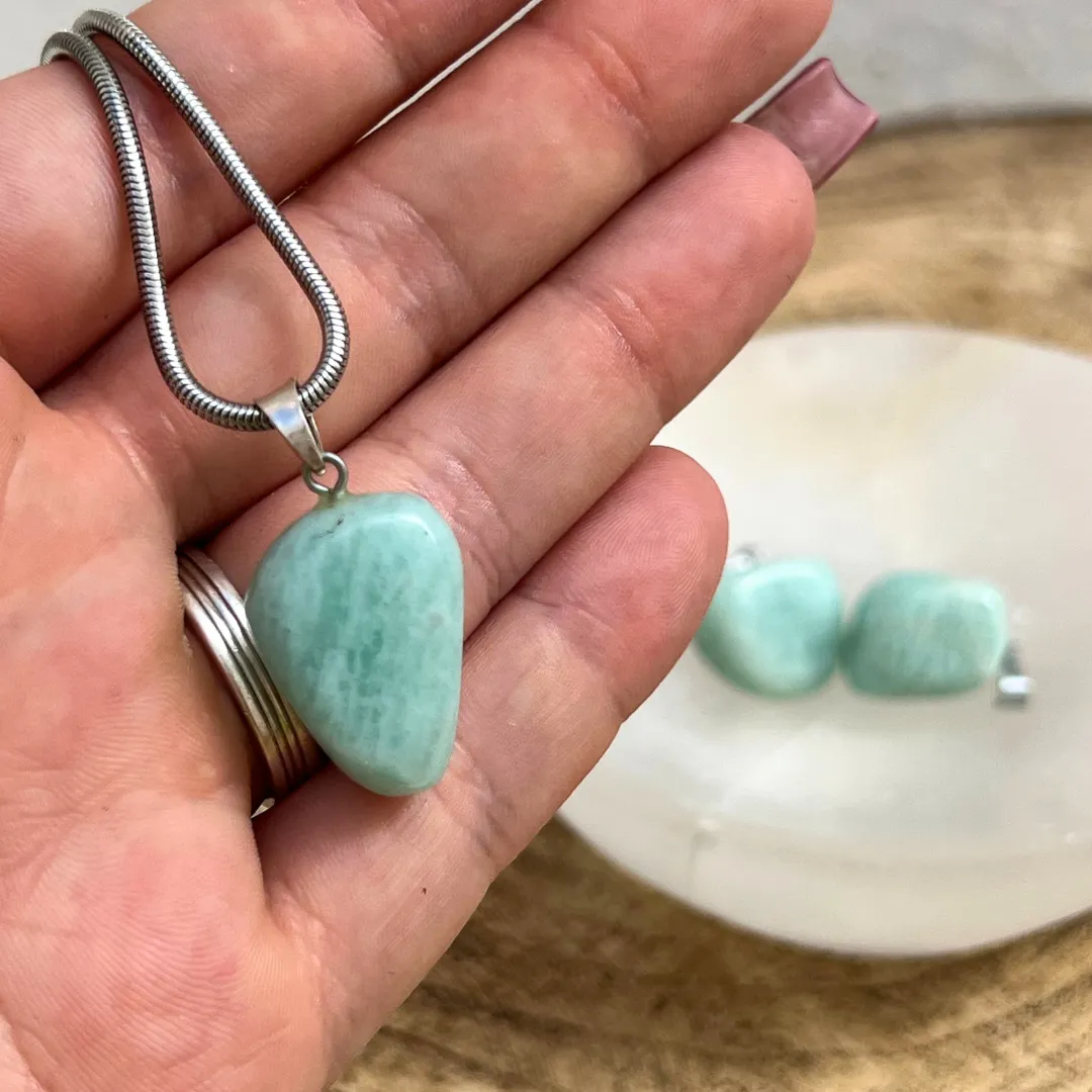 Pendente amazonite com cristal natural em tons azul esverdeados