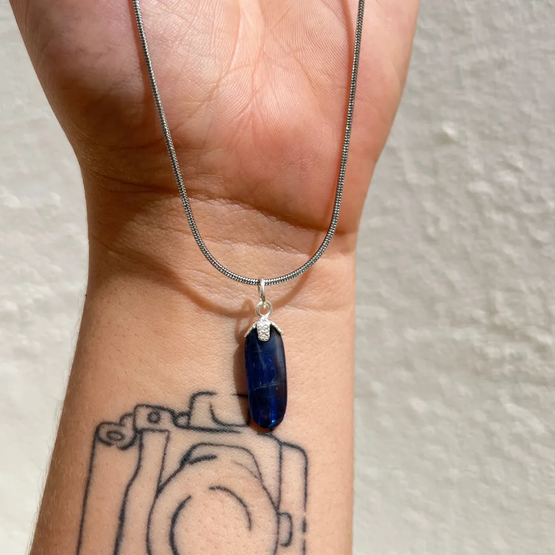 Pendente cianite azul natural para proteção e equilíbrio espiritual disponivel na Sol Lua Milfontes