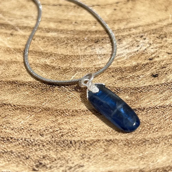 Cristal pendente cianite azul para uso espiritual e bem-estar