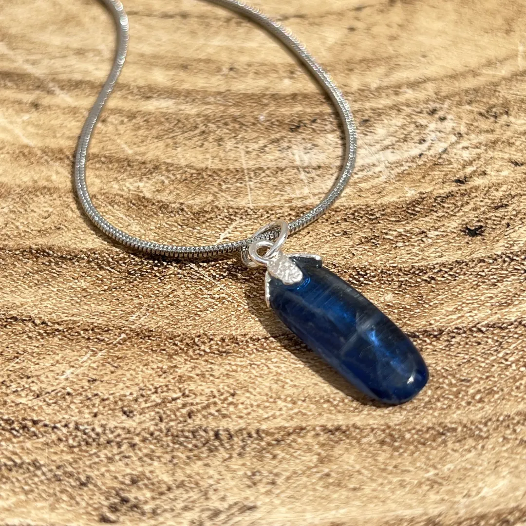 Cristal pendente cianite azul para uso espiritual e bem-estar