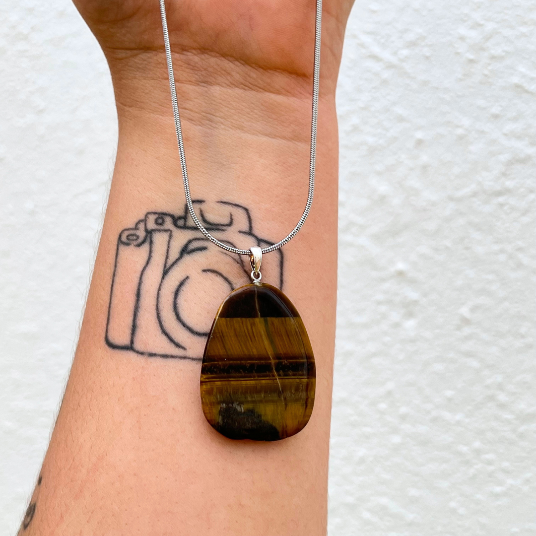 Colar com Pendente Olho de Tigre cristal natural castanho dourado