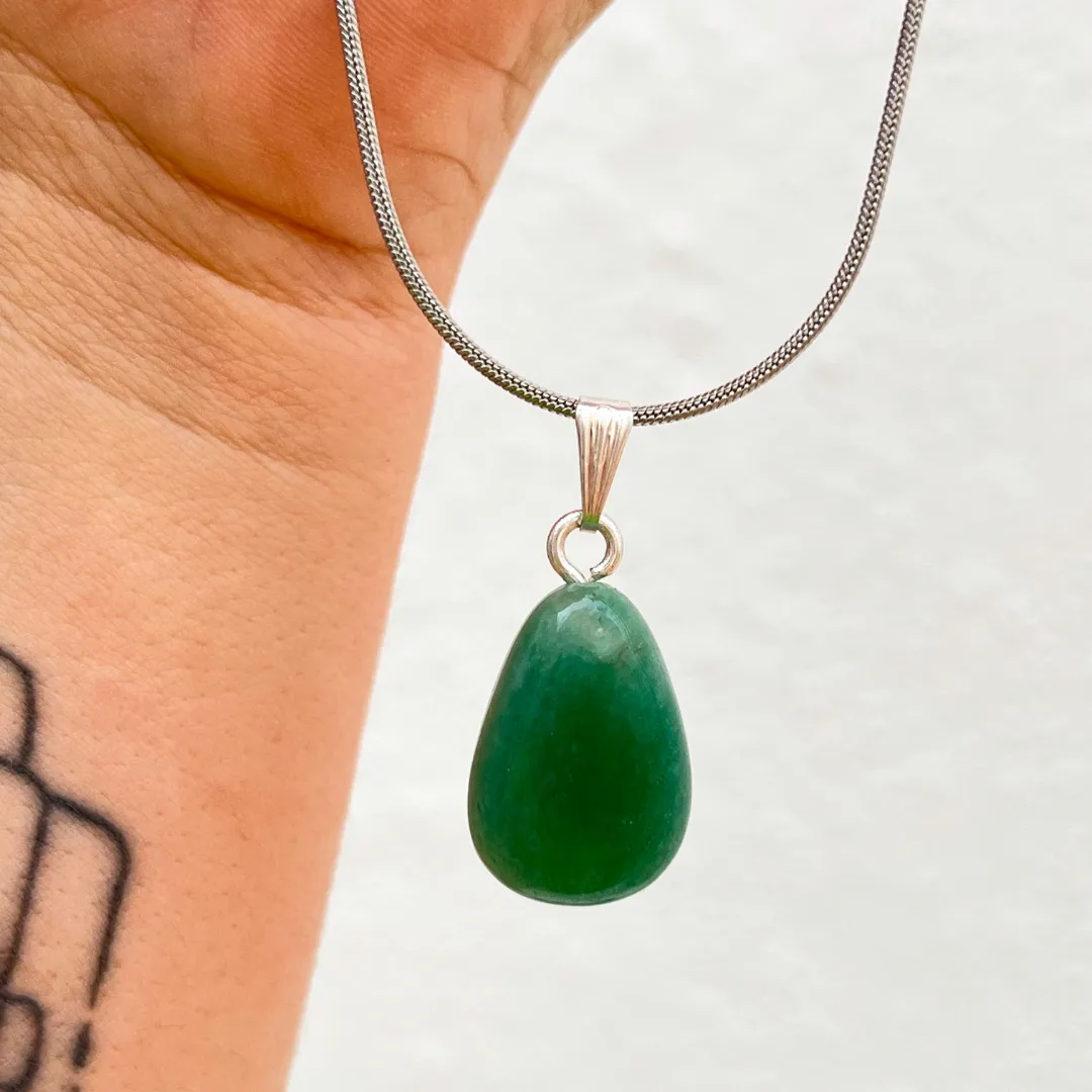Colar com Pendente Quartzo Verde cristal natural energético disponivel na Sol Lua Milfontes