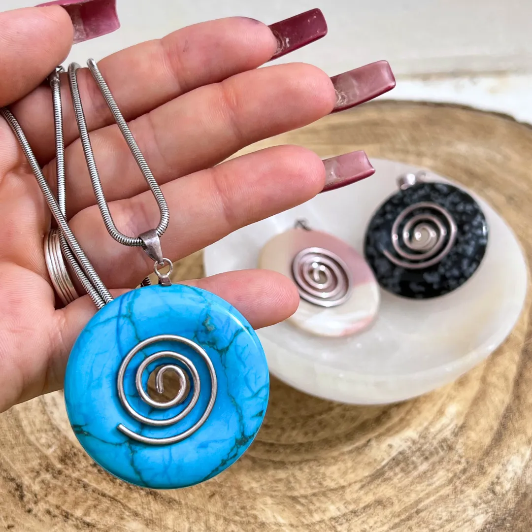 Pendente em forma de donut com opala rosa energia de amor e suavidade