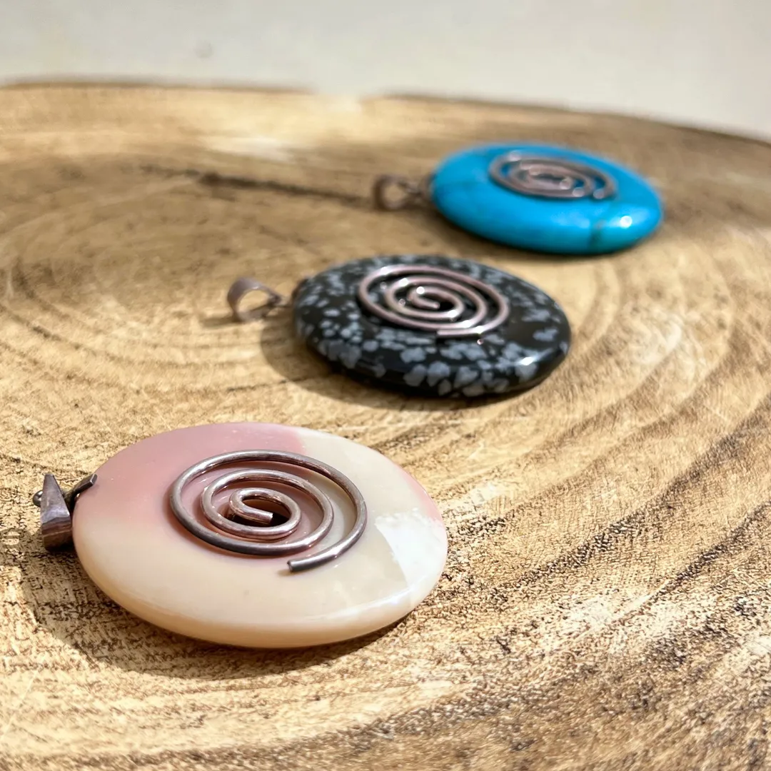 Conjunto de pendentes donut com cristais opala rosa obsidiana nevada e howlite azul