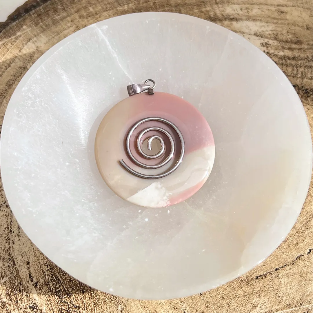 Pendente donut de opala rosa com energia de amor e equilíbrio emocional