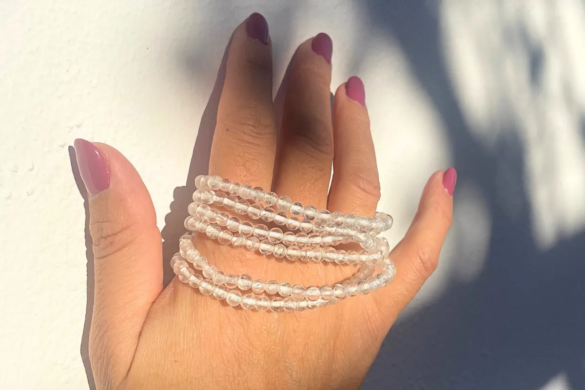 pulseiras de quartzo na mão