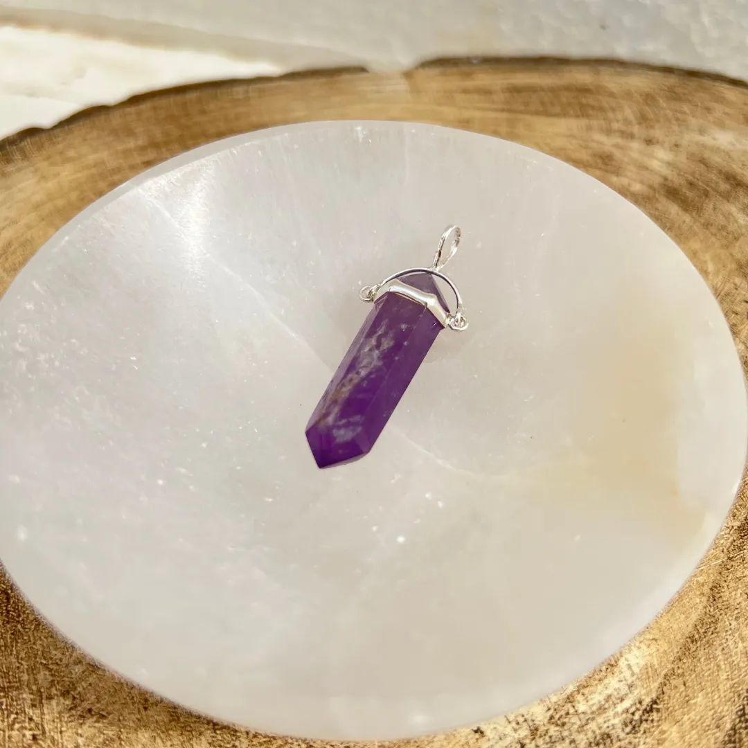 1 Alt text: Pendente de ametista biterminado roxo natural em cristal de dupla ponta Legenda: Ametista biterminada – equilíbrio e proteção Descrição SEO: Cristal de ametista biterminado que promove equilíbrio energético, proteção e serenidade. 2 Alt text: Pendente ametista biterminado com cristal roxo natural de dupla terminação Legenda: Energia purificadora da ametista Descrição SEO: Ametista biterminada ideal para limpeza energética, intuição e harmonia interior. 3 Alt text: Cristal ametista biterminado pendente roxo translúcido natural Legenda: Paz e proteção espiritual Descrição SEO: Pendente de ametista biterminado que ajuda na calma mental e proteção energética. 4 Alt text: Pendente de ametista biterminado cristal natural roxo em forma dupla ponta Legenda: Fluxo energético contínuo Descrição SEO: Ametista biterminada que favorece equilíbrio emocional e energia harmonizada. 5 Alt text: Pendente cristal ametista biterminado roxo intenso natural polido Pendente de ametista biterminado roxo natural em cristal de dupla ponta disponivel na Sol Lua Milfontes