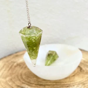 Pêndulo orgonite com olivino natural verde translúcido disponivel na Sol Lua Milfontes