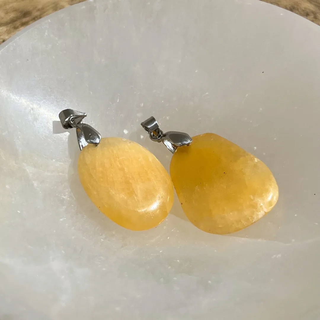 Pendente calcite amarela com cristal natural em tons dourados suaves disponivelna Sol Lua Milfontes