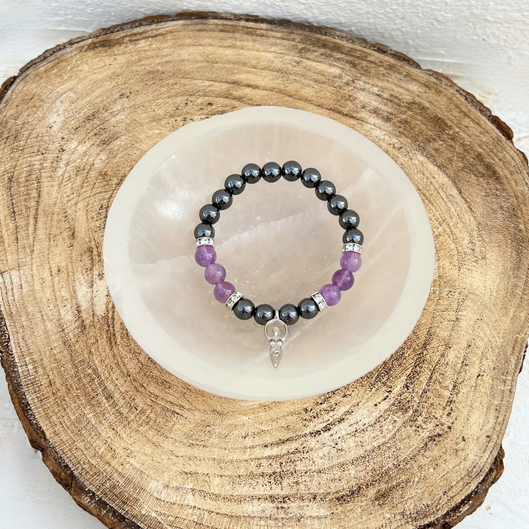 Pulseira Sagrado Feminino composta por 2 cristais, Hematite e Ametista