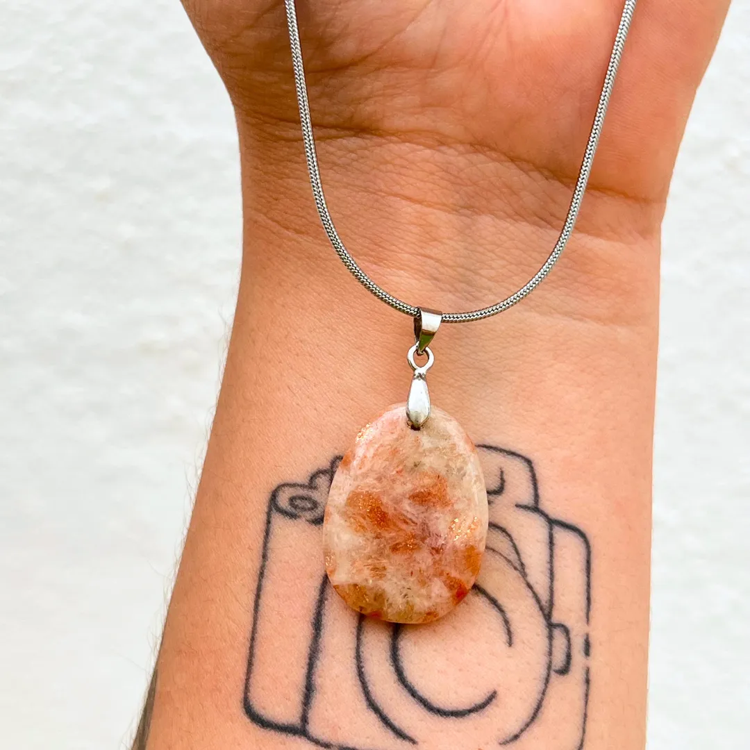 Pendente Pedra do Sol em cristal natural com brilho dourado disponivel na Sol Lua Milfontes