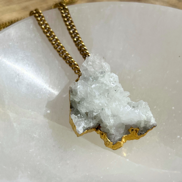 Fio Drusa Quartzo Cristal afasta a confusão mental e promove a concentração