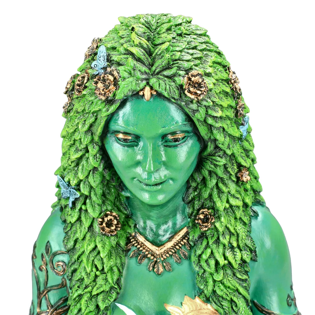 Detalhe da estátua Gaia pintada decoração espiritual natural