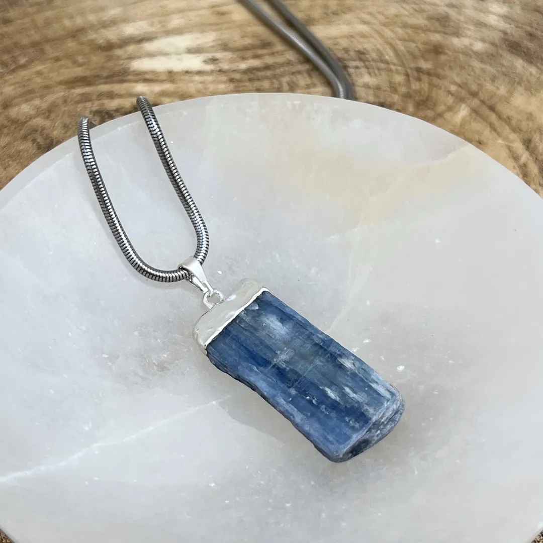 Pendente cianite azul com cristal natural em tons azuis profundos